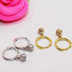 Détail de boucles d'oreilles créoles en argent S925 avec perles en zircone brillantes