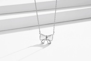 Détail du pendentif nœud en argent S925 avec texture nid d'abeille et pierre noire