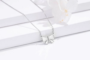 Vue détaillée du pendentif nœud en argent avec texture alvéolée sur fond blanc