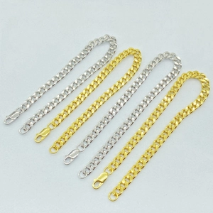 Lot de six bracelets à mailles cubaines or et argent avec fermoirs mousquetons
