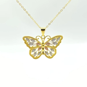 Vue détaillée du pendentif papillon tricolore avec finitions or, argent et or rose