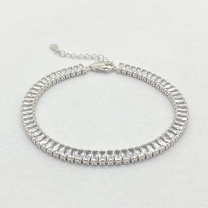 Bracciale tennis in argento 925 con zirconi rettangolari e catena regolabile con chiusura a moschettone