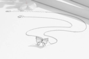 Détail du pendentif nœud en argent s925 avec une structure en maille nid d'abeille CNC