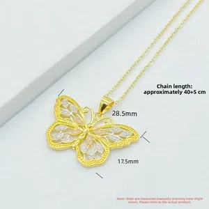 Détail macro du pendentif papillon évidé tricolore sur chaîne en argent S925