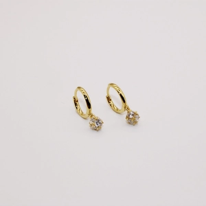 Détail de boucles d'oreilles créoles en argent S925 plaqué or 14K avec zircons clairs