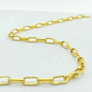 Collier minimaliste en argent 925 doré avec maillons trombones sur fond blanc