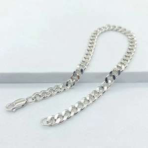 Gros plan détaillé du bracelet gourmette en argent poli avec fermoir mousqueton sécurisé
