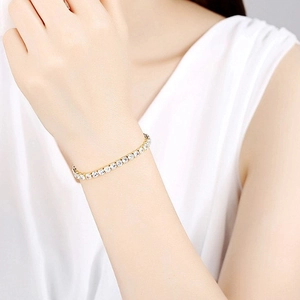 Bracelet tennis élégant en argent S925 doré avec zircons brillants porté au poignet