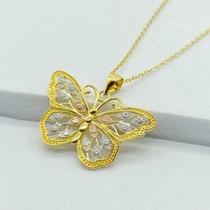 Vue détaillée du pendentif papillon évidé en argent sterling S925 tricolore avec sa chaîne