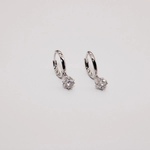 Gros plan sur les créoles en argent sterling S925 avec pendentif en zircon carré
