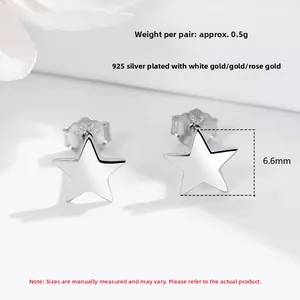 Dettaglio macro di orecchini a stella da 6,6 mm in argento sterling 925 finitura argento