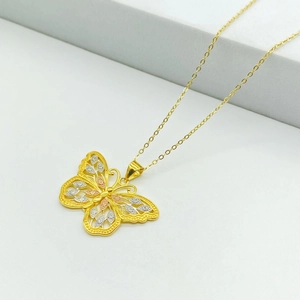 Collier en argent S925 trois tons avec pendentif papillon ajouré sur une chaîne dorée