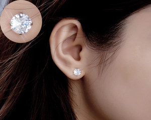 Détail macro d'une boucle d'oreille en zircone ronde sur monture en argent massif S925