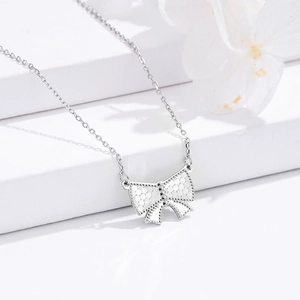 Collier élégant en argent sterling S925 avec pendentif nœud texturé sur une chaîne fine