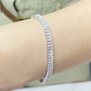 Dettaglio del bracciale tennis in argento 925 con pietre di zirconia a taglio quadrato