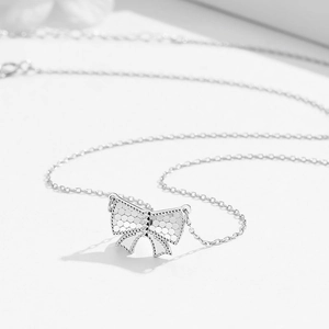 Collier en argent S925 avec pendentif nœud à texture alvéolée sur une chaîne délicate