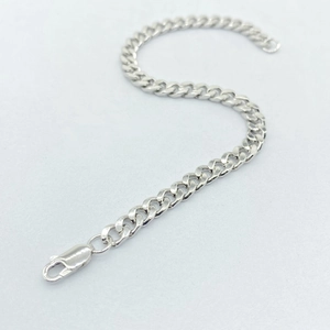 Détail d'un bracelet gourmette en argent S925 avec fermoir mousqueton robuste