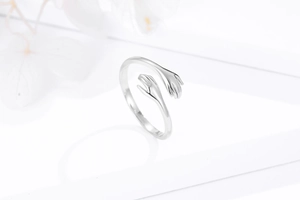 Detailed close-up of S925 sterling silver ring featuring a unique hugging hands design