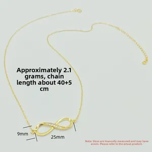 Dettaglio del ciondolo simbolo infinito con zirconi bianchi e catena a maglie sottili