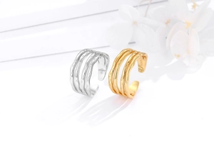 Dettagli di anelli ondulati in argento sterling S925 con texture martellata e design a 3 linee