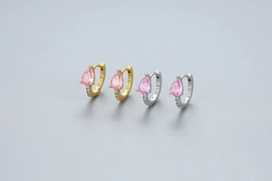 Vue macro de créoles en argent S925 avec zircons roses en forme de goutte d'eau