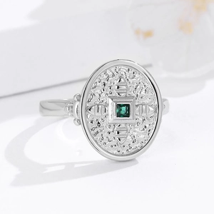 Vintage 925 silver shield ring with emerald zircon and hammered texture finish