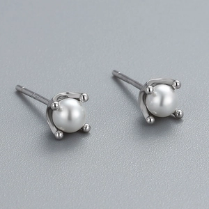 Elegant S925 sterling silver four-prong crown stud earrings with round white pearls