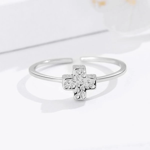 Minimalist 925 sterling silver open ring featuring a hammered texture cross design