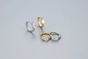 Vue macro d'une boucle d'oreille en argent S925 avec poinçon S925 et zircon cubique poire