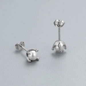 Elegant S925 sterling silver four-prong pearl stud earrings in a floral bud design