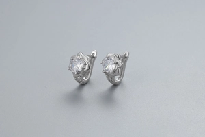 Détail de boucles d'oreilles rose en argent 925 ornées d'une pierre de zircone brillante