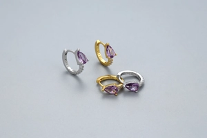 Vue détaillée de créoles en argent S925 avec pendentifs en cristal violet en poire