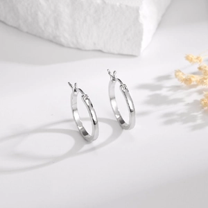 Créoles classiques en argent sterling 925 avec finition polie pour un look minimaliste