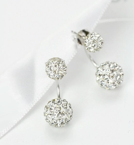 Dettaglio di orecchini a doppia sfera in argento S925 con cristalli pavé luccicanti