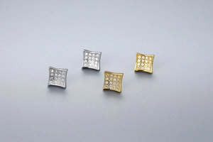 Vue macro détaillée de boucles d'oreilles carrées en argent s925 et or 18 carats avec zircones