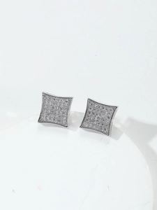 Gros plan détaillé de boucles d'oreilles s925 argent avec pavage de zircons blancs carrés