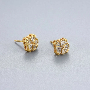 Élégantes boucles d'oreilles fleur carrée en argent 925 doré avec des zircons brillants