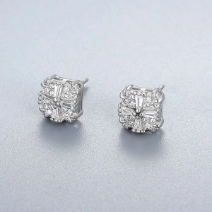 Élégantes boucles d'oreilles carrées en argent 925 avec zircons blancs scintillants