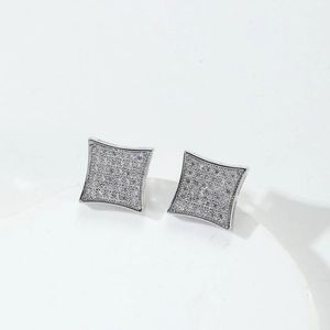 Boucles d'oreilles losanges géométriques en argent S925 avec zircons sur un support blanc