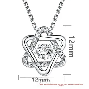 Vue détaillée macro du pendentif hexagramme en argent avec pierre centrale scintillante