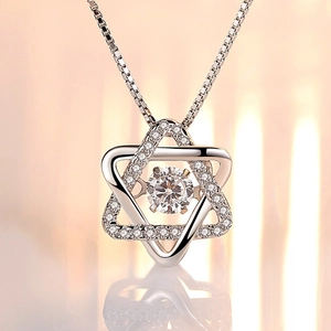Élégant collier hexagramme en argent S925 avec un pendentif scintillant en zircon dansant