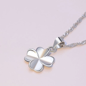 Elegant S925 sterling silver four-leaf clover pendant necklace with silver water wave chain