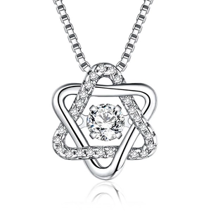 Collier hexagramme en argent sterling S925 avec une pierre de zircone dansante sur fond blanc