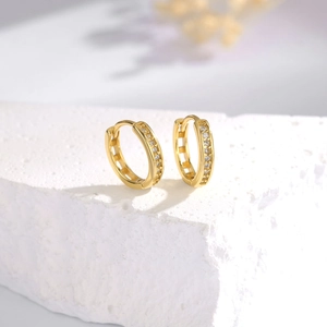 Dettaglio degli orecchini a cerchio in argento 925 placcati oro con fila di zirconi lucidi