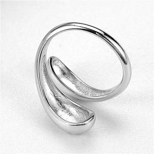 Vista macro dell'anello asimmetrico in argento 925 con trama lucida a goccia d'acqua