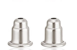 Vista macro di chiusure per orecchini in argento sterling s925 lucido a proiettile