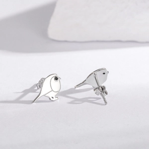 Orecchini a lobo uccellino in argento s925 con smalto bianco e diamanti scintillanti