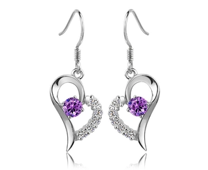 Détail de boucles d'oreilles cœur en argent 925 avec pierre violette et zircons