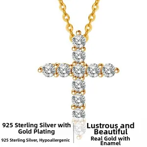 Detailansicht des S925 Sterlingsilber Kreuzanhängers mit funkelnden Zirkonia und Vergoldung