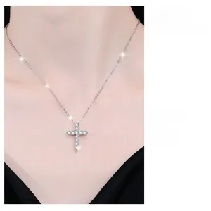 Detail der S925 Sterlingsilber Kreuzkette mit Vollbesatz aus Diamanten am Hals
